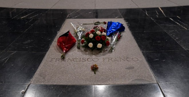 Flores sobre la tumba del dictador Francisco Franco en el Valle de los Caídos. AFP/Óscar del Pozo