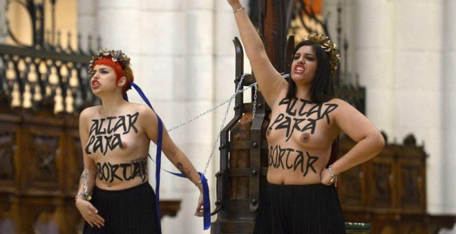 Activistas de Femen durante su protesta en la catedral de la Almudena en Madrid.- AFP/ARCHIVO