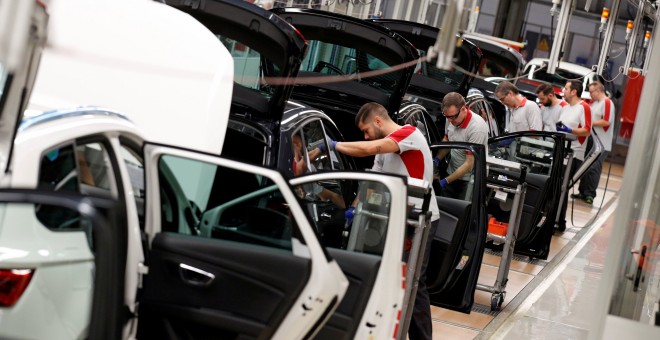 TRabajadores en la cadena de montaje de la factoría de Seat en Martorell, cerca de Barcelona. REUTERS/Albert Gea