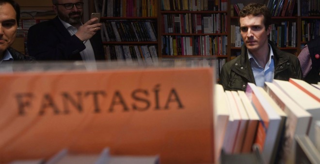 El presidente del PP, Pablo Casado, visita una librería durante un paseo electoral. RAFA ALCAIDE/EFE
