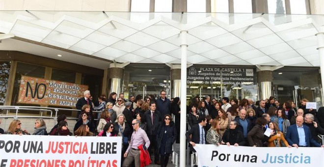 Concentración que los trabajadores de Justicia han protagonizado hoy ante las sede de los juzgados de la Plaza de Castilla convocada por cuatro asociaciones de jueces y las tres de fiscales tras no recibir respuesta del Ministerio de Justicia a sus reivin