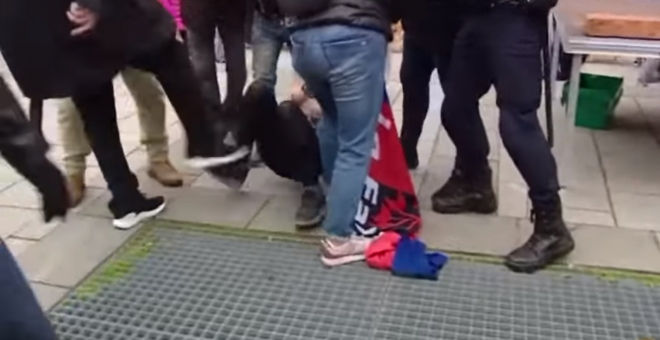 Captura del vídeo de 'Euronews' del instante en el que un falagista patea a una de las activistas de femen que estaba indefensa en el suelo | Euronews