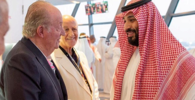 El rey Juan Carlos saluda al príncipe heredero de Arabia Saudi, Mohamen bin Salman, durante el Gran Premio de Abu Dabi de Fórmula 1.- REUTERS