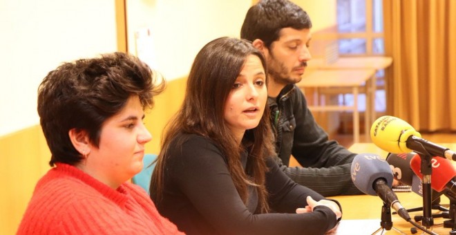 La portaveu de l'organització juvenil Arran, Adriana Roca, la diputada de la CUP, Maria Sirvent, i el portaveu de l'organització antirepressiva Alerta Solidària, Xavi Pallicer. @cupnacional