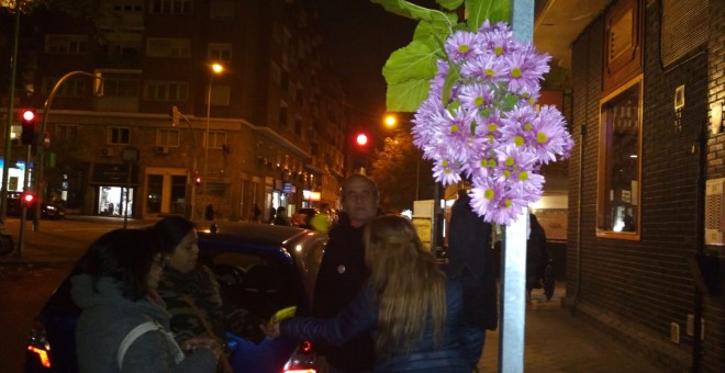 Varios activistas colocan flores en la puerta del edificio donde Alicia se suicidó el pasado lunes.- PAH MADRID
