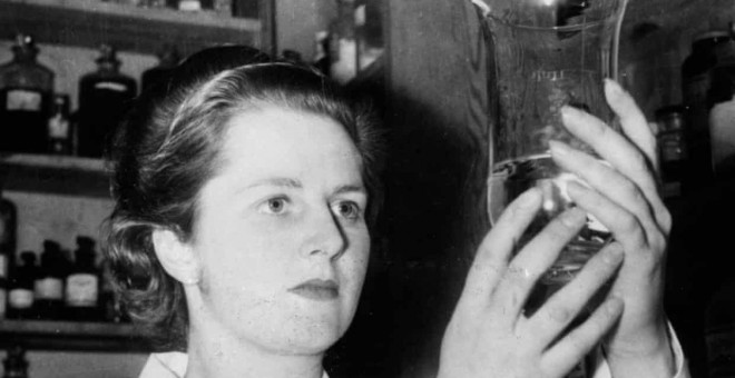 Una joven Margaret Thatcher, en un laboratorio.