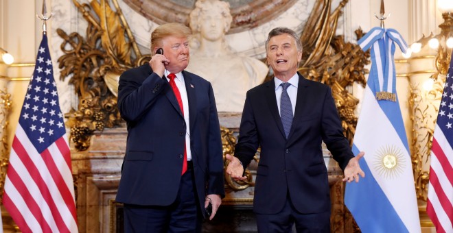 El presidente de EEUU, Donald Trump, muestra su desagrado con la traducción simultánea durante su comparecencia con el anfitrión de la cumbre del G-20 en Buenos Aires, el presidente argentino, Mauricio Macri. REUTERS/Kevin Lamarque