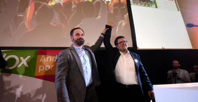 El presidente de Vox, Santiago Abascal (i), y el candidato a la presidencia de la Junta de Andalucía, Francisco Serrano, tras conocer los resultados en las elecciones andaluzas esta noche en un hotel de Sevilla. EFE/Rafa Alcaide