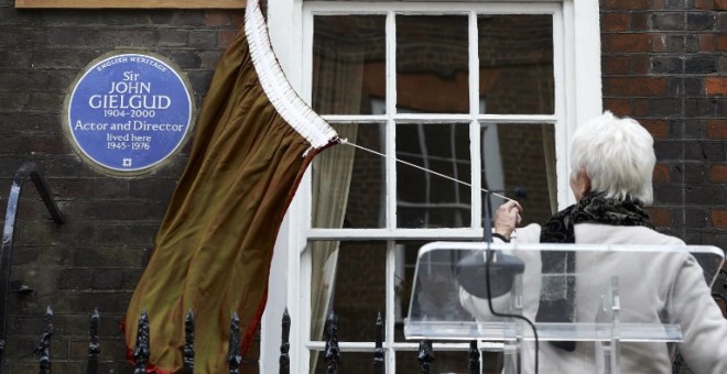 La actriz británica Judi Dench descubre una placa azul en recuerdo del actor y director teatral Sir John Gielgud en Londres, en abril de 2017. AFP/ Niklas Hallen