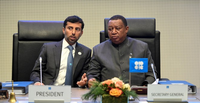 Suhail Mohammed Al Mazrouei (zq), ministro de Energía de Emiratos Árabes Unidos y presidente de la Conferencia de la OPEP, conversa con el secretario general de la OPEP, Mohammed Barkidoprior (dcha), al inicio de la 175º reunión ordinaria del cártel en Vi