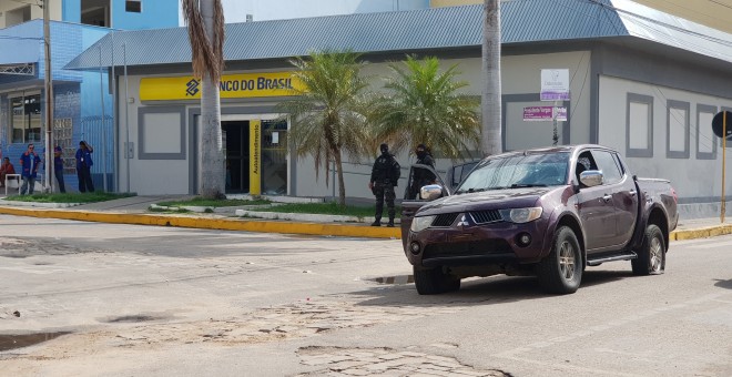 Policías frente a la sucursal del Banco do Brasil tras un tiroteo entre la policía y ladrones, en Milagres, (Brasil), el 7 de diciembre de 2018. / REUTERS