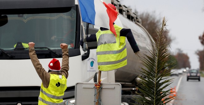 Un manifestante de los chalecos amarillos en uno de los cortes de tráfico en Cissac-Medoc./REUTERS