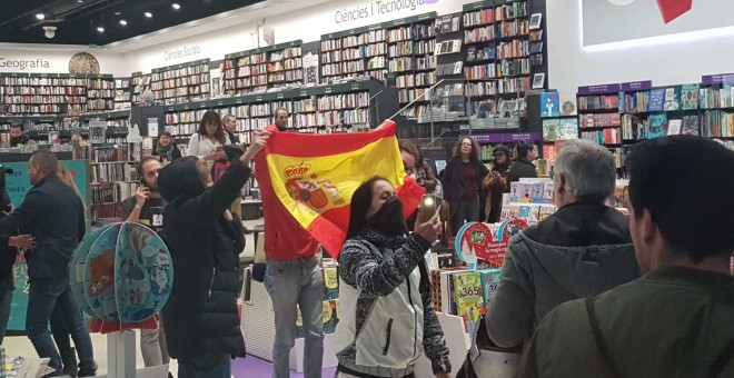 Un grup espanyolista interromp l'acte de presentació de 'Nudo España', el llibre escrit per Pablo Iglesias i Enric Juliana. Cèlia Muns