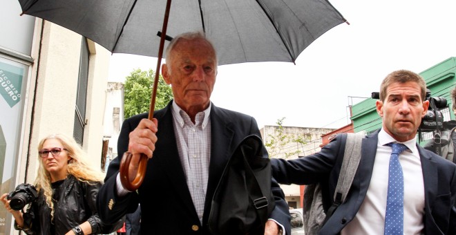 El exxdirectivo de la firma Ford en Argentina Pedro Muller a la salida del tribunal donde fue juzgado por su relación con los delitos de la dictadura. REUTERS/Bernardino Avila