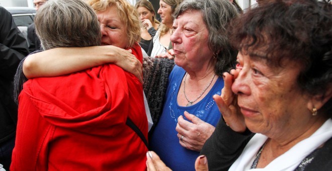 Familiares de extrabajadores de la planta de Ford Motor en Argentina y de víctimas de la dictadura se abrazan tras escuchar la sentencia que condena a exdirectivos de la firma estadounidense. REUTERS / Bernardino Avila