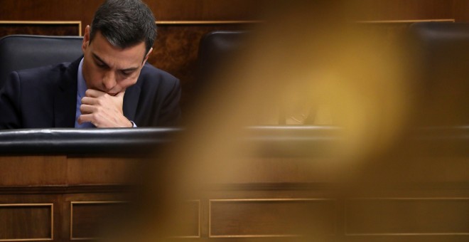 El presidente del Gobierno, Pedro Sánchez, en su escaño, en un Pleno del Congreso. REUTERS/Susana Vera