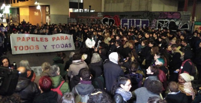 Concentració en solidaritat a les temporeres de Huelva a Barcelona, convocada per l'Assemblea Antiracista davant la tancada migrant de l'Escola Massana. Maria Rubio
