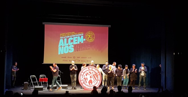 Dirigents de l'esquerra independentista a l'escenari del Teatre Polioroma en l'acte 'Alcem-nos'. CÈLIA MUNS
