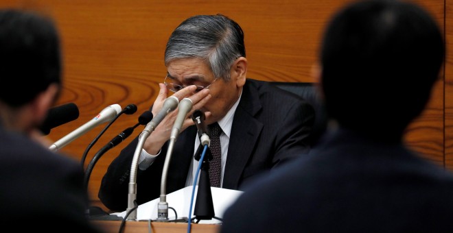 El gobernador del Banco Central de Japón, Haruhiko Kuroda, en una rueda de prensa en la sede de la entidad en Tokio (Japón). EFE/ Kimimasa Mayama