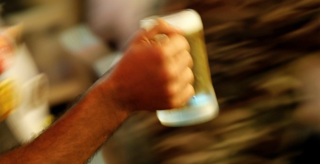 El elevado consumo de cerveza está disparando los ingresos de Hacienda por el impuesto que la grava. Foto: REUTERS