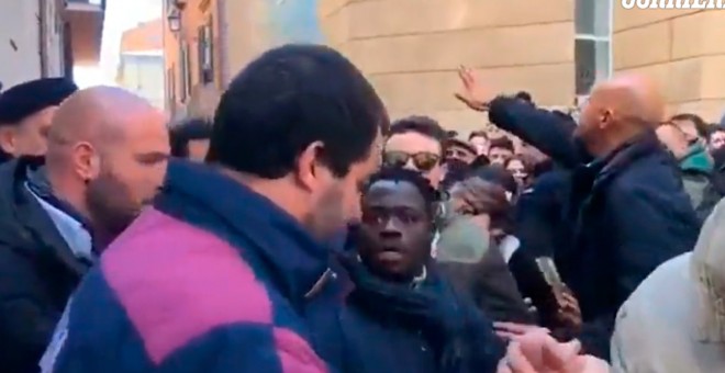 Captura del momento en el que el vendedor ambulante se acerca al vicepresidente italiano Matteo Salvini.-