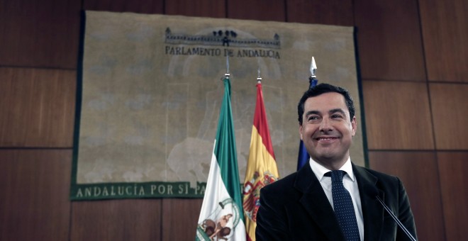 El líder del PP-A, Juanma Moreno, durante su comparecencia  en el Parlamento de Andalucía en Sevilla tras firmar los acuerdos con Cs y Vox para su investidura como próximo presidente de la Junta de Andalucía. EFE/Jose Manuel Vidal.