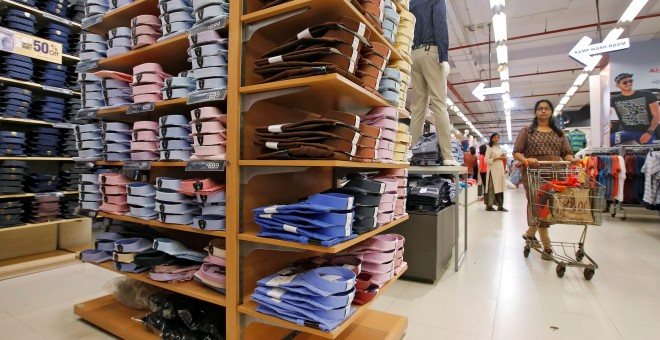 Camisas se amontonan en las estanterías de una tienda de la India. REUTERS/Rupak De Chowdhuri
