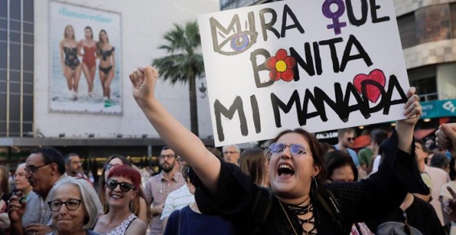 Una joven protesta durante una concentración contra la puesta en libertad provisional de los cinco condenados de La Manada. EFE/Kai Försterling/Archivo