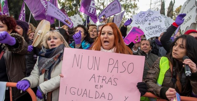 Cientos de manifestantes durante la movilización convocada por colectivos feministas frente al Parlamento de Andalucía. - EFE
