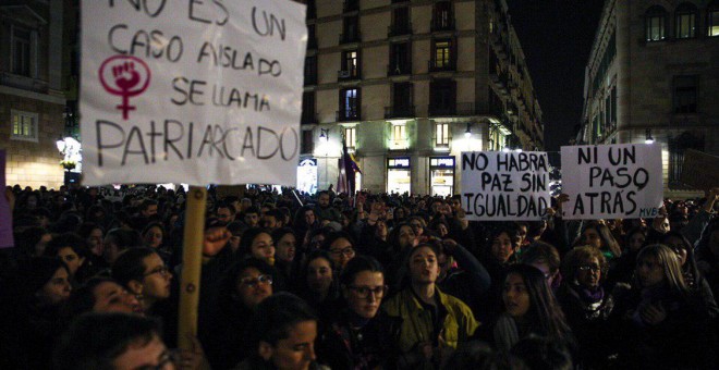 Una imatge de la concentració a la plaça Sant Jaume de Barcelona contra el pacte PP, Cs i Vox a Andalusia. BRU AGUILÓ