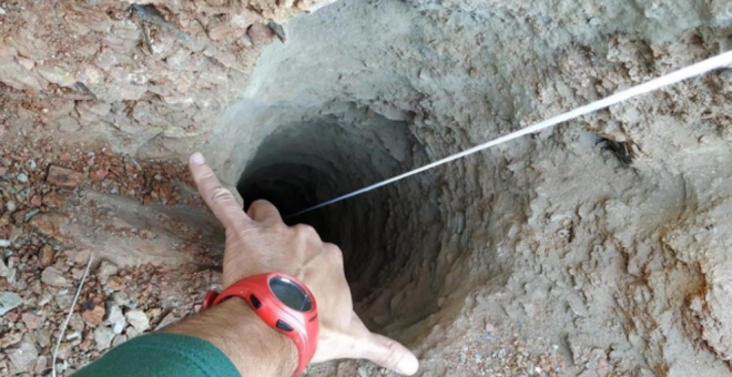El pozo de 110 metros de profundidad y 25 centímetros de diámetro en el que cayó el niño de 2 años, en Totalán (Málaga) | EP