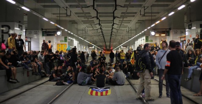 Los CDR de Girona ocupan la estación del AVE y cortan las vías en el aniversario del 1-O | AFP