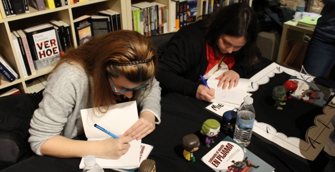 Las periodistas Raquel Pérez Montero y María José Arias, firmando ejemplares de su libro 'Salvando el mundo en pijama'.