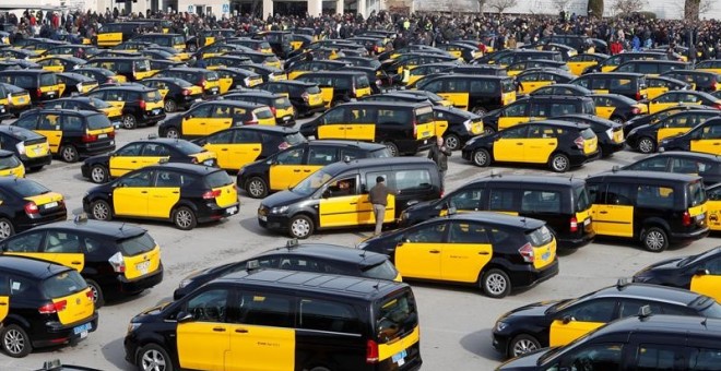 Centenars de taxistes concentrats a l'aeroport de Barcelona. EFE / Toni Albir
