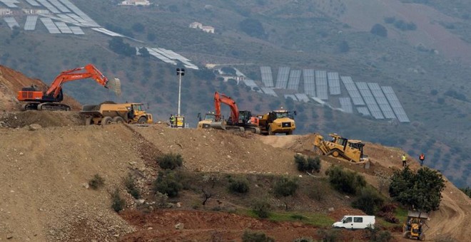 Las retroescavadoras haciendo el rebaje de terreno necesario para iniciar la perforación de los túneles de acceso al pozo donde cayó Julen el pasado domingo. /EFE