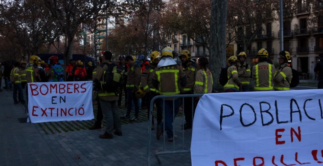 Protesta dels Bombers per l'excés d'hores d'extra que fan. LAURA FÍGULS