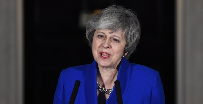 La primera ministra británica, la conservadora Theresa May, ofrece hoy una comparecencia frente a su residencia oficial de Downing Street, en Londres (Reino Unido). May pidió hoy al resto de fuerzas políticas que antepongan el 'interés nacional' del Reino