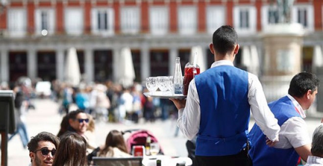 camarero en la Plaza mayor de Madrid