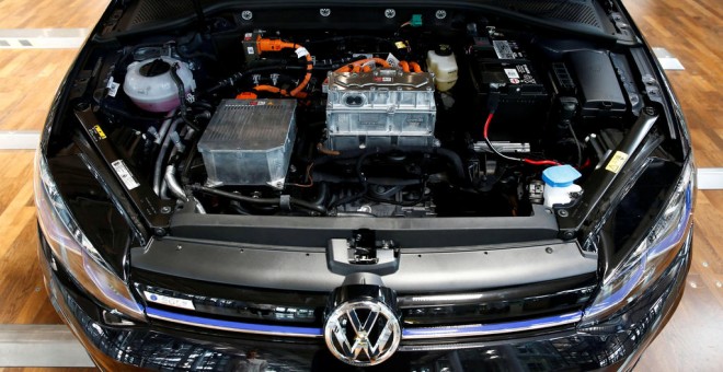 Motor de un coche eléctrico VW e-Golf. REUTERS