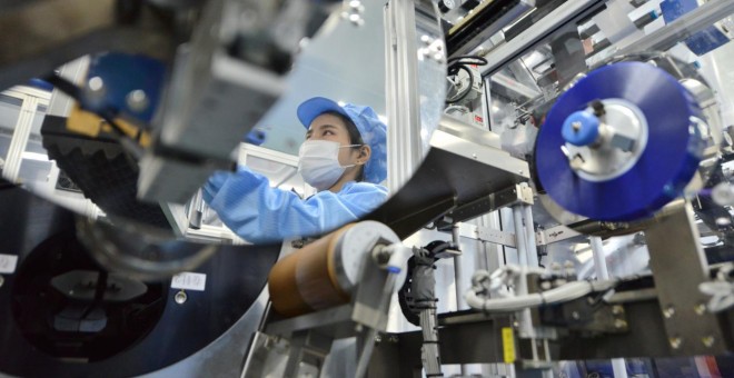 Un trabajador en la línea de producción de baterías de iones de litio para vehículos eléctricos (EV) en una fábrica en Huzhou, provincia de Zhejiang, China. REUTERS