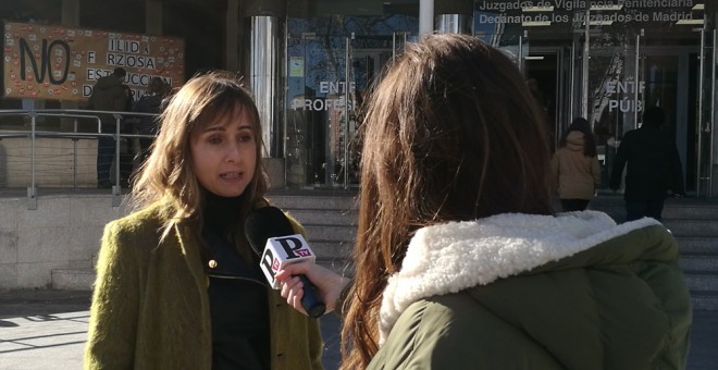 La directora de 'Público', Ana Pardo de Vera, atiende a 'Público TV' antes de entrar a declarar en los juzgados de plaza de Castilla./FERNANDO SÁNCHEZ