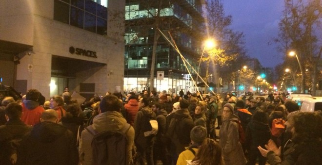 Concentració davant la seu del PSC per reclamar la regulació del preu dels lloguers. @FemSantAntoni