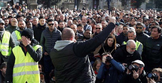 Taxistas de Barcelona durante la asamblea que celebran en la plaza de Catalunya de la capital catalana. (TONI ALBIR | EFE)