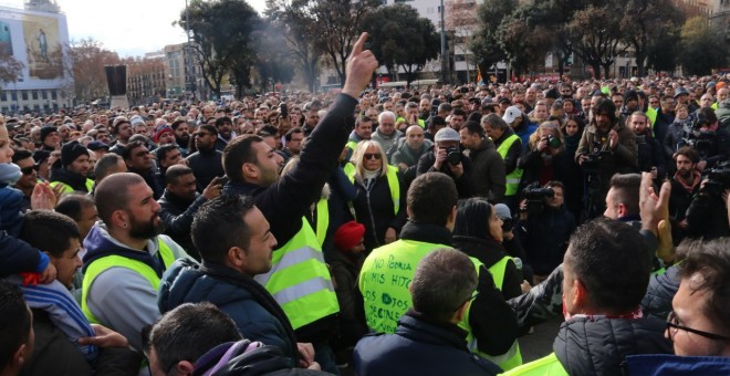 Assemblea de taxistes d'aquest dimecres a la plaça Catalunya de Barcelona per decidir si desconvoquen la vaga. Miquel Coldolar