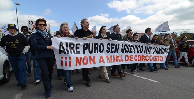Manifestación en Carballo contra la mina de oro de Corcoesto. / SALVEMOS CABANA