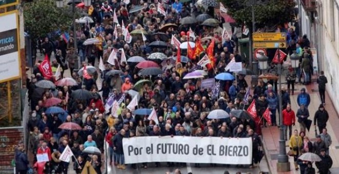 Manifestación en Ponferrada para reclamar un futuro industrial para el Bierzo. / EFE