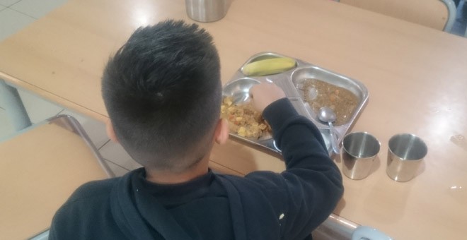 Un alumno, en el comedor del colegio Hipatia. / PÚBLICO