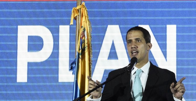 El líder de la oposición y autoproclamado 'presidente interino' Juan Guaidó presenta el plan de su gobierno en el auditorio de la Universidad Central de Venezuela (UCV) en Caracas el 31 de enero de 2019 | AFP