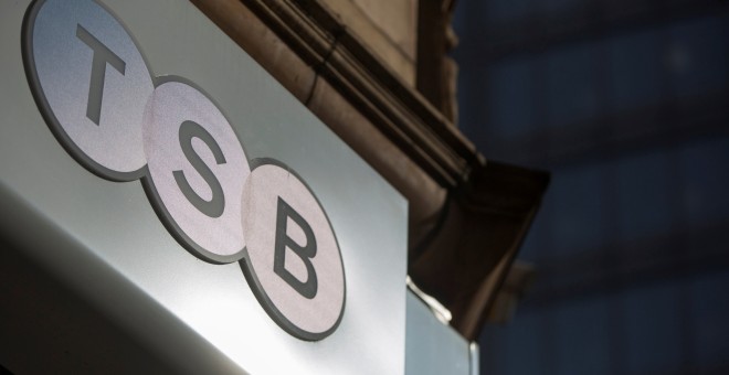 El logo del banco TSB, filial del Banco Sabadell en Reino Unido, en una de sus sucursale en Londres. REUTERS/Neil Hall
