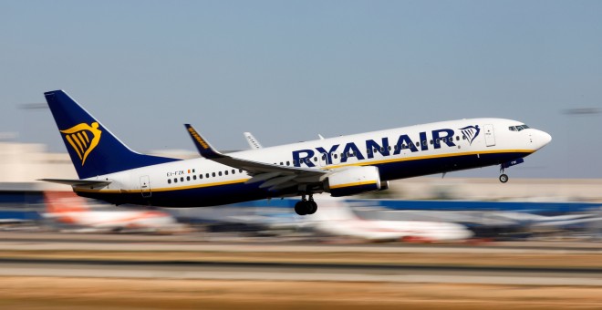Un aparato Boeing 737-800 de la aerolínea irlandesa de bajo coste Ryanair despega en el aeropuerto de Palma de Mallorca. REUTERS/Paul Hanna